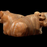 A MESOPOTAMIAN BANDED ALABASTER CONJOINED BULL AMULET - photo 3