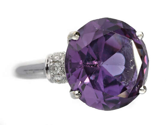 Ring: attraktiver Weißgoldring mit großem, violettem Farbstein und Brillanten - фото 1