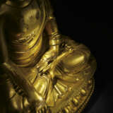 A VERY RARE AND SUPERB GILT-BRONZE FIGURE OF BUDDHA SHAKYAMU... - Foto 4