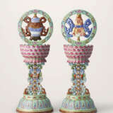 TWO FAMILLE ROSE BUDDHIST ALTAR EMBLEMS - Foto 1