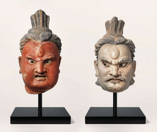 TWO IMPRESSIVE LARGE PAINTED STUCCO HEADS OF GUARDIAN KINGS ... - фото 1