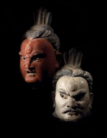 TWO IMPRESSIVE LARGE PAINTED STUCCO HEADS OF GUARDIAN KINGS ... - фото 2