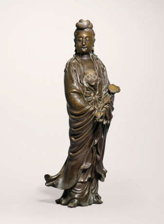 A LARGE SILVER-INLAID BRONZE FIGURE OF GUANYIN - фото 1