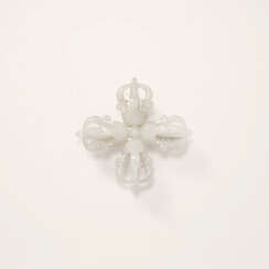 A SMALL WHITE JADE CARVING OF A ‘DOUBLE-VAJRA’
