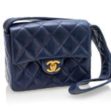 Chanel - Kleine Vintage Flap Bag in Blau - фото 1
