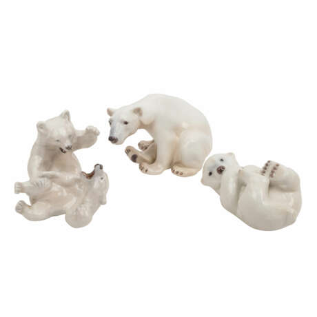 ROYAL COPENHAGEN / BING & GRÖNDAHL Porzellankonvolut „sitzender Eisbär“, „spielende Eisbärenjungen“, „junger liegender Eisbär“ - Foto 1