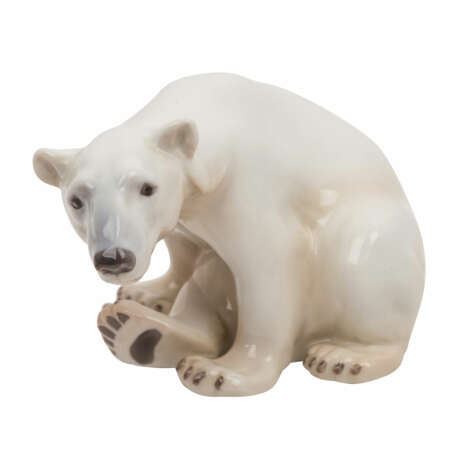 ROYAL COPENHAGEN / BING & GRÖNDAHL Porzellankonvolut „sitzender Eisbär“, „spielende Eisbärenjungen“, „junger liegender Eisbär“ - photo 2