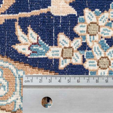Orientteppich mit Seide. NAIN/PERSIEN, 20. Jahrhundert, 260 cm rund. - photo 5