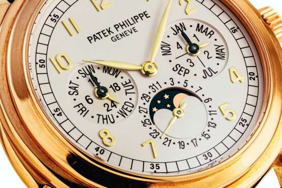 PATEK PHILIPPE A VERY RARE 18K GOLD AUTOMATIC “CATHEDRAL” MI... - Foto 6