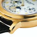 PATEK PHILIPPE A VERY RARE 18K GOLD AUTOMATIC “CATHEDRAL” MI... - photo 7