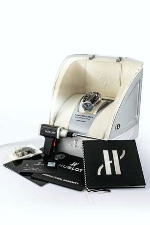 HUBLOT AN IMPRSSIVE AND EXTREMELY RARE SAPPHIRE CRYSTAL LIMI... - Foto 2