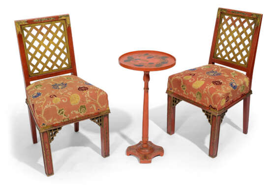 Zwei Stühle in chinoisem Stil, dazu Beistelltisch - фото 1