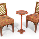Zwei Stühle in chinoisem Stil, dazu Beistelltisch - Foto 1