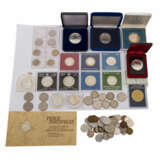 Schuhkarton mit Münzen und Medaillen, - photo 1