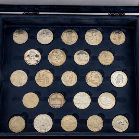 DDR - Box mit Gedenkmünzen beträchtlicher Anzahl, - photo 3