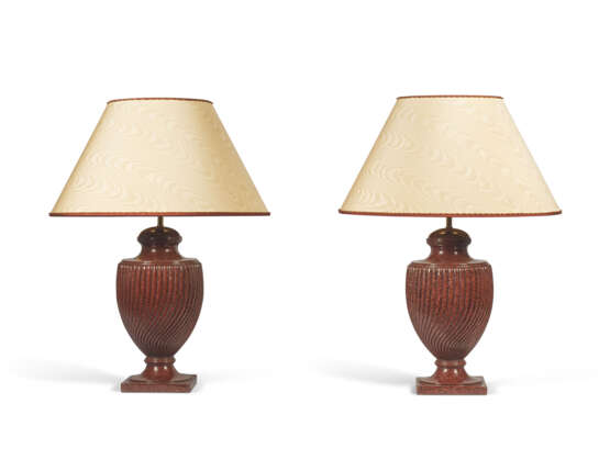 PAIRE DE LAMPES DE STYLE NEOCLASSIQUE - Foto 1