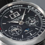 A LANGE & SÖHNE AN EXTREMLY FINE AND RARE PLATINUM LIMITED E... - Foto 3