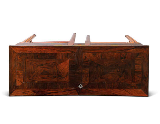 Boulle, Andre-Charles. A FLEMISH KINGWOOD AND SCARLET TORTOISESHELL-INLAID 'BOULLE'... - фото 4