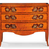 A GEORGE III-STYLE INDIAN ROSEWOOD CROSSBANDED AND MARQUETRY... - Foto 1