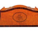 A GEORGE III-STYLE INDIAN ROSEWOOD CROSSBANDED AND MARQUETRY... - Foto 2
