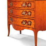 A GEORGE III-STYLE INDIAN ROSEWOOD CROSSBANDED AND MARQUETRY... - Foto 3