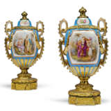 A PAIR OF ORMOLU-MOUNTED SEVRES-STYLE PORCELAIN TURQUOISE-GR... - Foto 1
