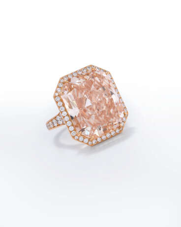 COLOURED DIAMOND AND DIAMOND RING - photo 1