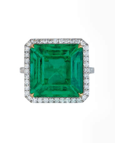 EMERALD AND DIAMOND RING - фото 1