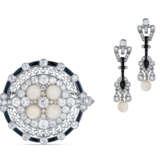 Cartier. ART DECO DIAMOND, PEARL AND ONYX BROOCH AND EARRING SET, CAR... - Foto 1
