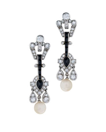 Cartier. ART DECO DIAMOND, PEARL AND ONYX BROOCH AND EARRING SET, CAR... - Foto 3