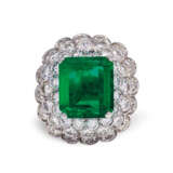 Cartier. EMERALD AND DIAMOND RING, MOUNT BY CARTIER - фото 1