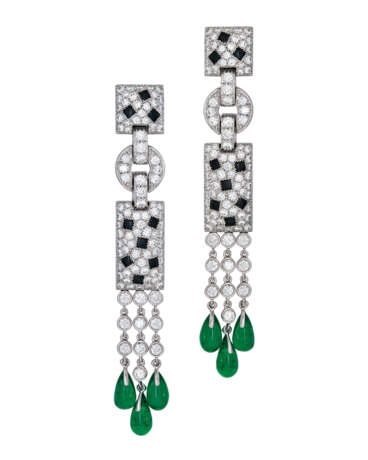 Cartier. EMERALD, ONYX AND DIAMOND 'PANTHÈRE' EARRINGS, CARTIER - фото 1