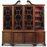 Chippendale, Thomas. A GEORGE III MAHOGANY BREAKFRONT BOOKCASE - Foto 2