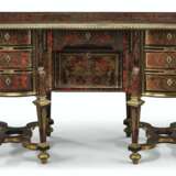A LOUIS XIV EBONY, BRASS AND RED TORTOISESHELL 'BOULLE MARQU... - Foto 1