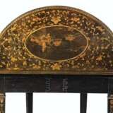 A PAIR OF CHINESE EXPORT BLACK AND GILT-LACQUER DEMI-LUNE GA... - Foto 2