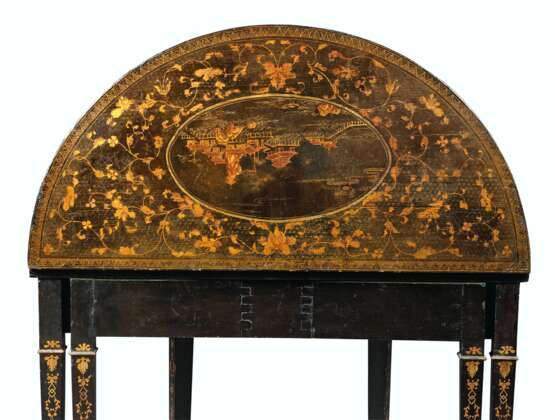 A PAIR OF CHINESE EXPORT BLACK AND GILT-LACQUER DEMI-LUNE GA... - photo 3