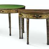 A PAIR OF CHINESE EXPORT BLACK AND GILT-LACQUER DEMI-LUNE GA... - Foto 4