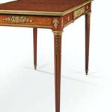 A VICTORIAN ORMOLU-MOUNTED MAHOGANY AND CUBE PARQUETRY WRITI... - Foto 2