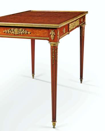 A VICTORIAN ORMOLU-MOUNTED MAHOGANY AND CUBE PARQUETRY WRITI... - Foto 2