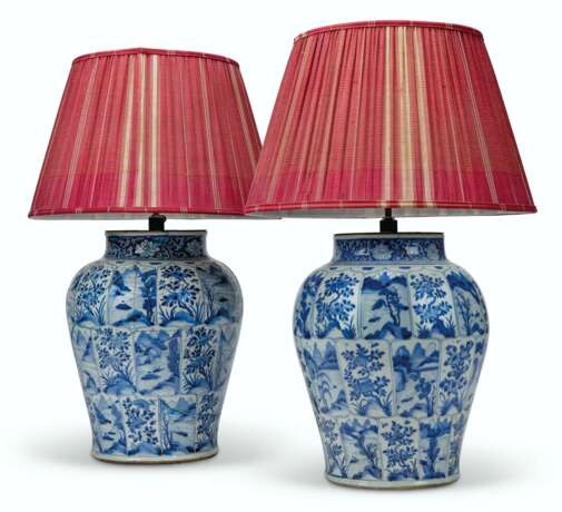 TWO CHINESE BLUE AND WHITE BALUSTER VASES - photo 1