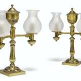 A PAIR OF LACQUERED-BRASS TWO-BRANCH OIL LAMPS - Foto 1