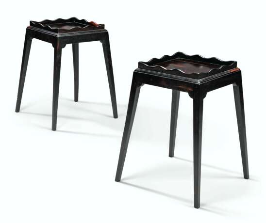 A PAIR OF EBONY OCCASIONAL TABLES - Foto 1