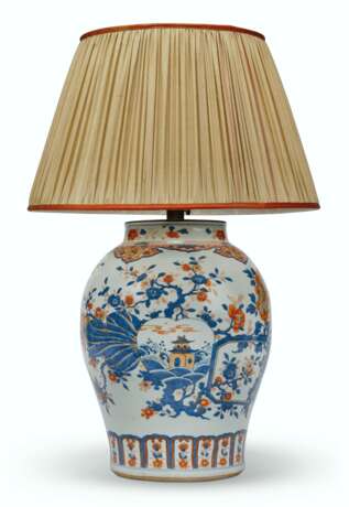 A CHINESE IMARI BALUSTER VASE AND A COVER - Foto 1
