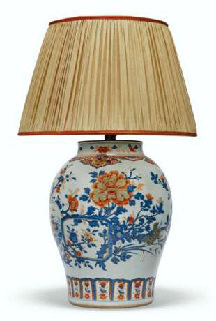 A CHINESE IMARI BALUSTER VASE AND A COVER - Foto 2