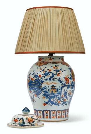 A CHINESE IMARI BALUSTER VASE AND A COVER - photo 3