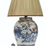 A CHINESE IMARI BALUSTER VASE AND A COVER - Foto 3