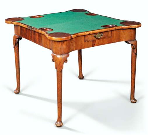 A GEORGE II WALNUT CONCERTINA-ACTION GAMES TABLE - Foto 2