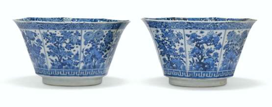 A PAIR OF LARGE CHINESE BLUE AND WHITE OCTAGONAL BOWLS - фото 1