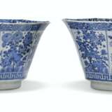 A PAIR OF LARGE CHINESE BLUE AND WHITE OCTAGONAL BOWLS - Foto 1
