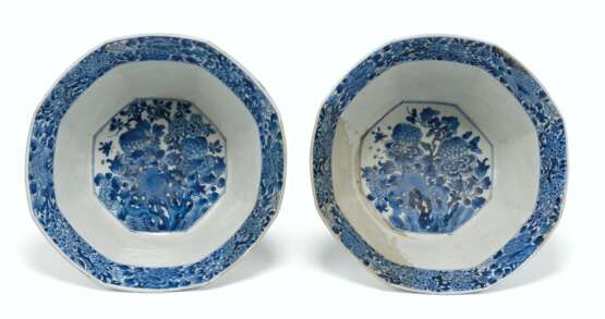 A PAIR OF LARGE CHINESE BLUE AND WHITE OCTAGONAL BOWLS - фото 2